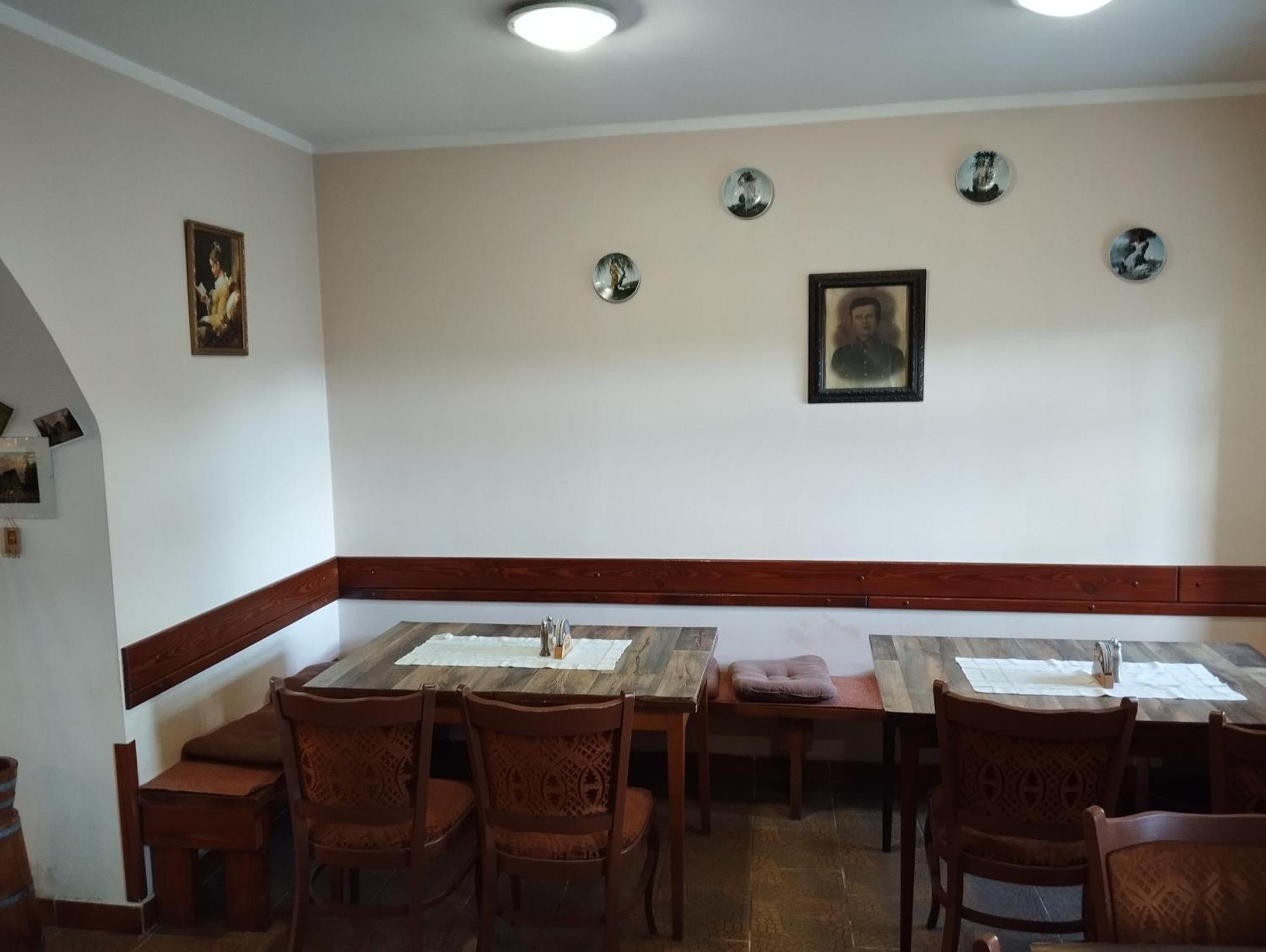 Restaurace A Penzion Vlci Jama Horni Blatna Ngoại thất bức ảnh