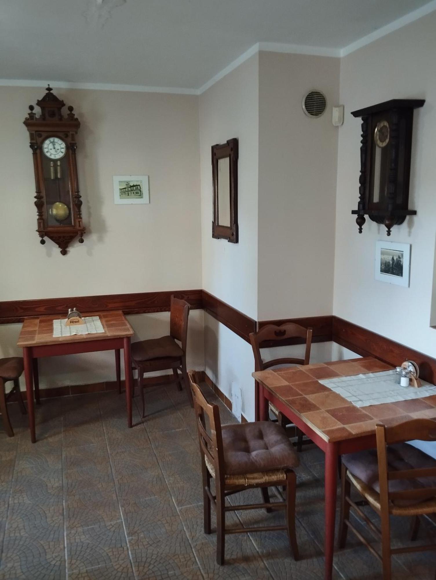 Restaurace A Penzion Vlci Jama Horni Blatna Ngoại thất bức ảnh