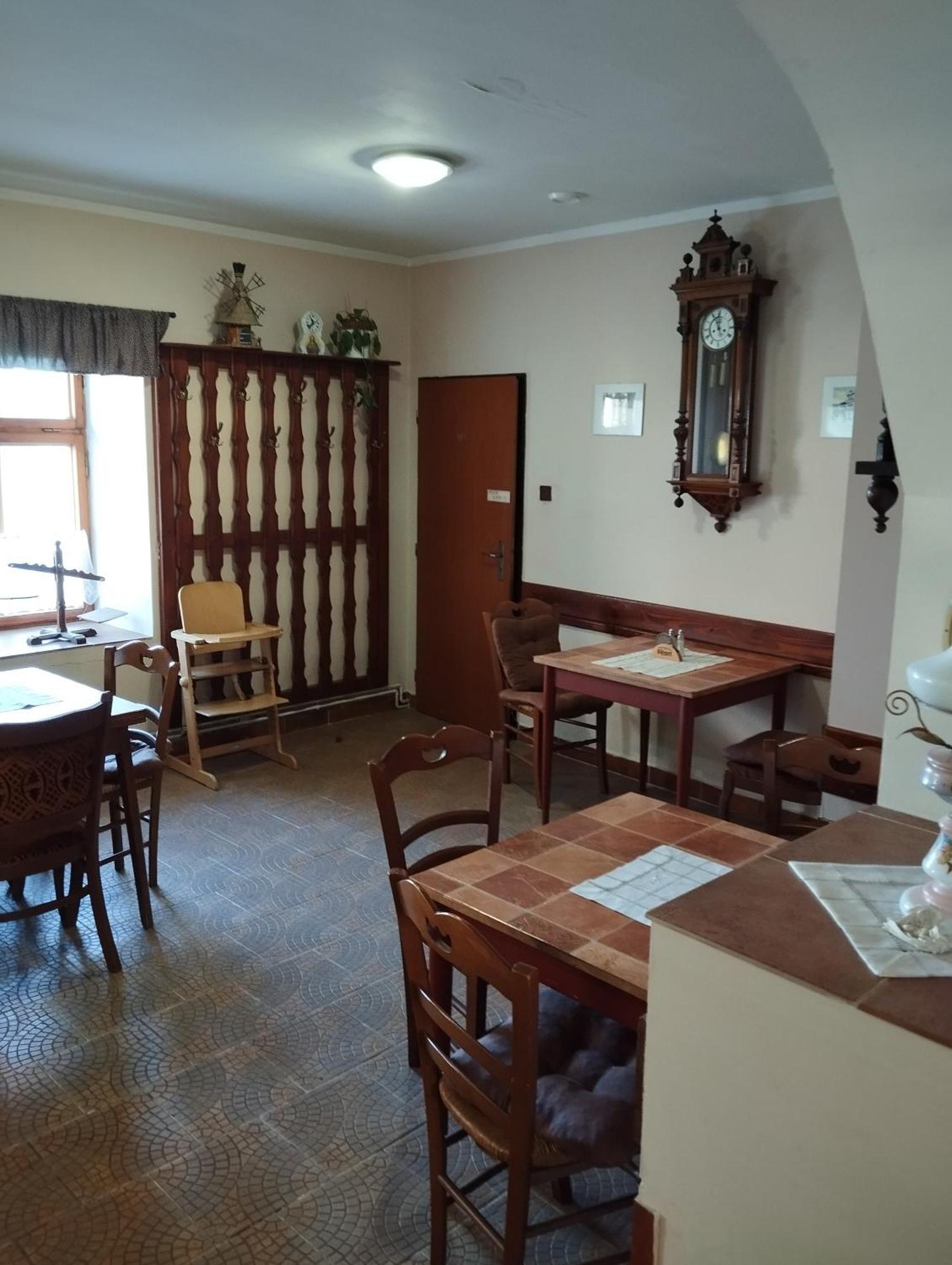 Restaurace A Penzion Vlci Jama Horni Blatna Ngoại thất bức ảnh