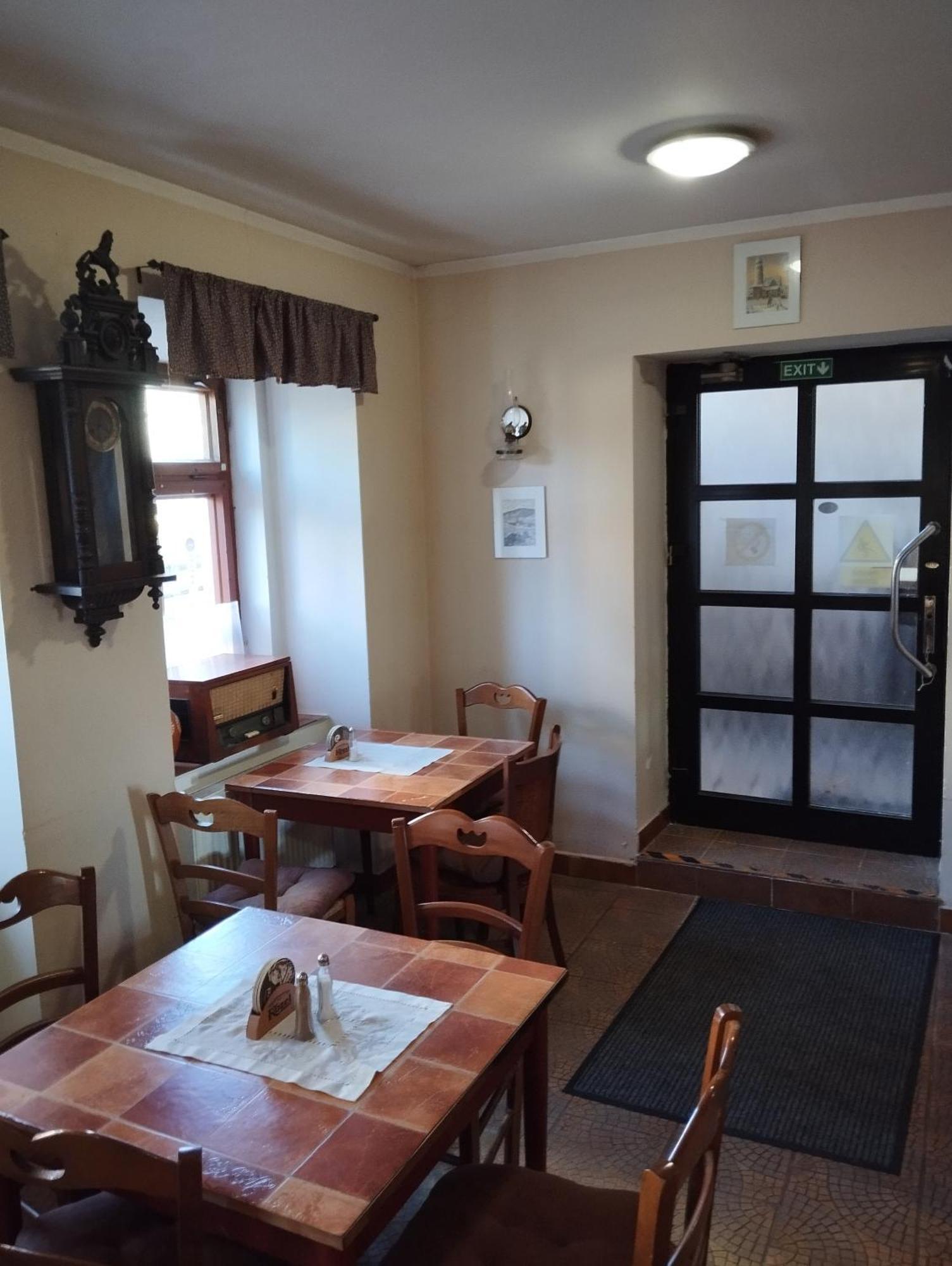 Restaurace A Penzion Vlci Jama Horni Blatna Ngoại thất bức ảnh